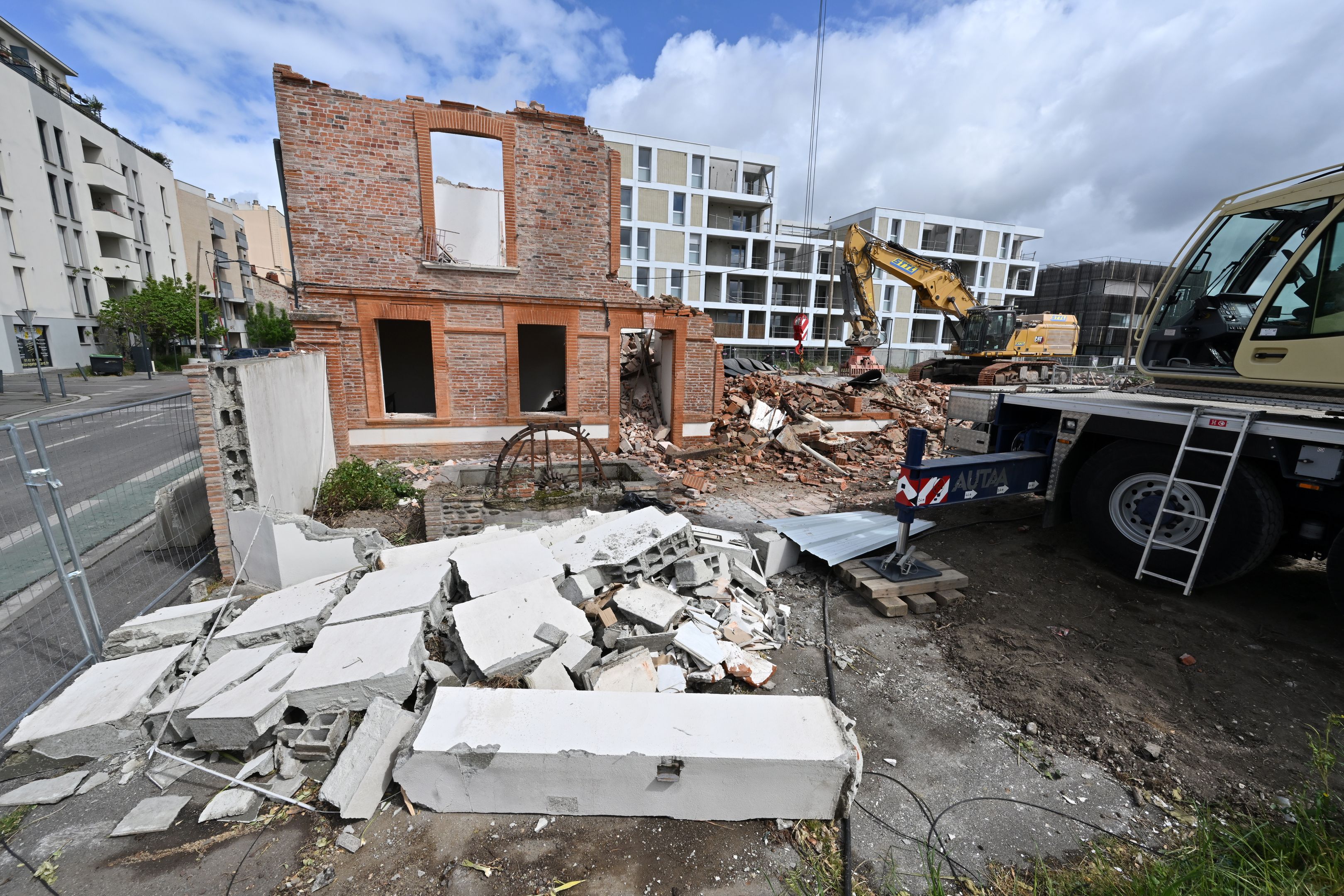 DDM  FREDERIC CHARMEUX - MAISON TOULOUSAINE EN U EN DESTRUCTION AU 36 DE L' AVENUE DE FRONTON POUR LA FUTURE CONSTRUCTION DE L' ECOLE MATERNELLE LUCIE AUBRAC /