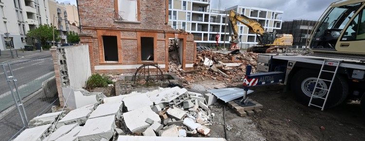 DDM  FREDERIC CHARMEUX - MAISON TOULOUSAINE EN U EN DESTRUCTION AU 36 DE L' AVENUE DE FRONTON POUR LA FUTURE CONSTRUCTION DE L' ECOLE MATERNELLE LUCIE AUBRAC /